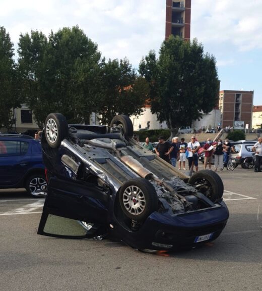 Asti, auto si ribalta in piazza del Palio