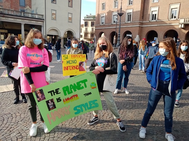 Asti, gli attivisti di Fridays for Future in sciopero per il clima