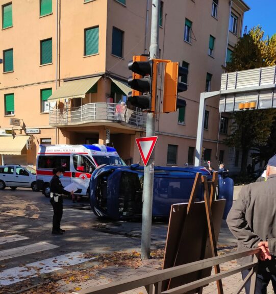 Asti, scontro tra un’ambulanza e un’utilitaria