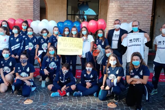Piazza Alfieri diventa una palestra con la protesta “Io mi alleno”: la fotogallery