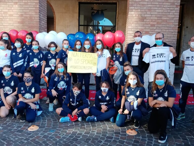 Piazza Alfieri diventa una palestra con la protesta “Io mi alleno”: la fotogallery