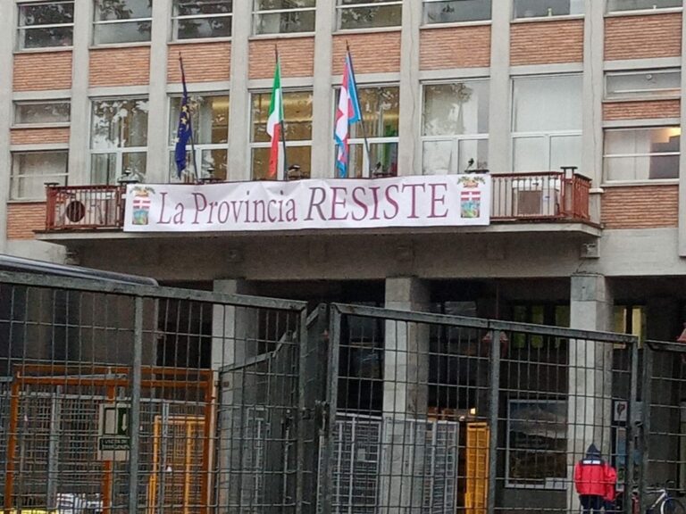 La Provincia Resiste: un manifesto simbolico sul palazzo di piazza Alfieri