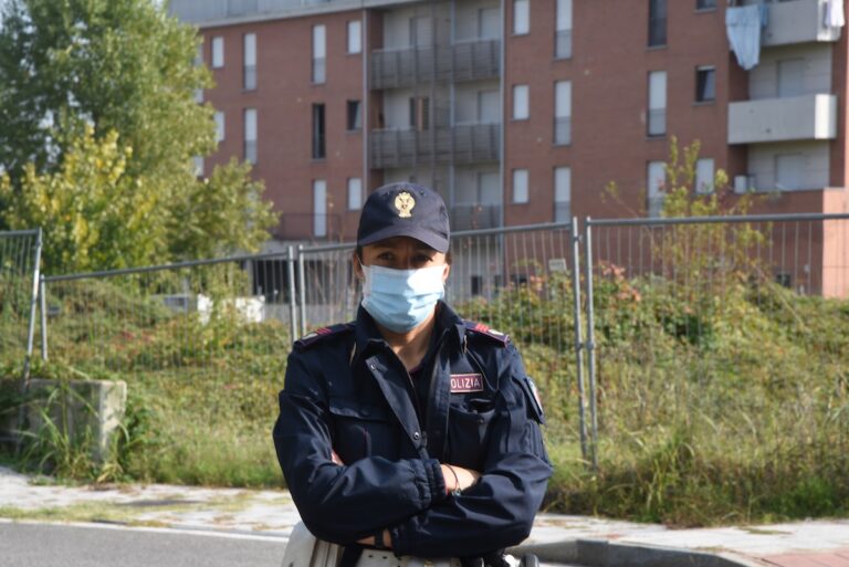 Manifestazione del Coordinamento Asti Est davanti alla palazzina di via Allende