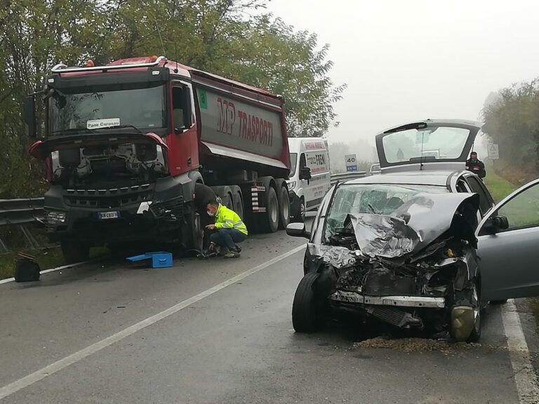 Asti, auto contro camion sulla ex statale per Torino