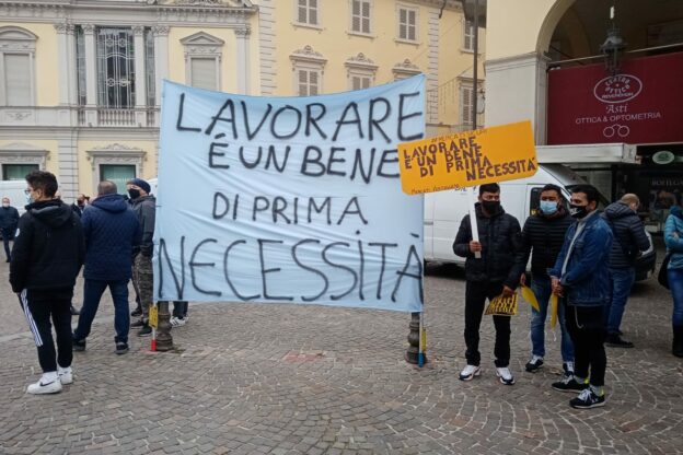 Asti, commercianti ambulanti in piazza: “Lavorare è un bene di prima necessità”