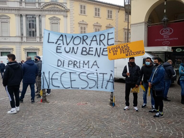 Asti, commercianti ambulanti in piazza: “Lavorare è un bene di prima necessità”