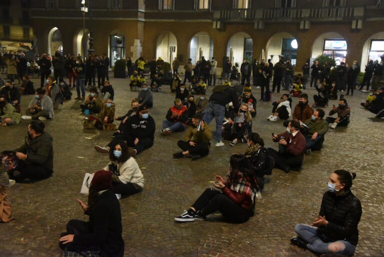 Asti, in piazza contro il Dpcm del Governo: la fotogallery