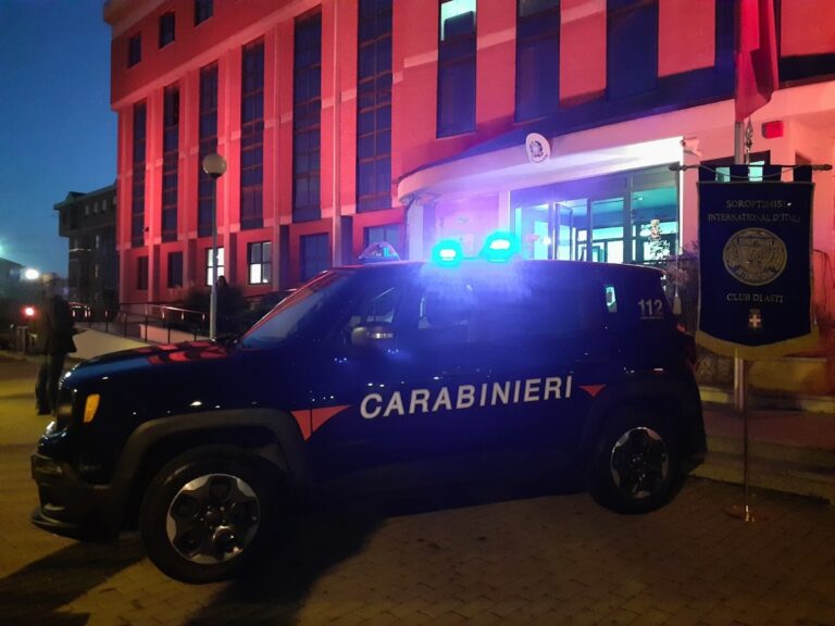 Asti, la caserma dei carabinieri si tinge di arancione per un futuro senza violenza di genere