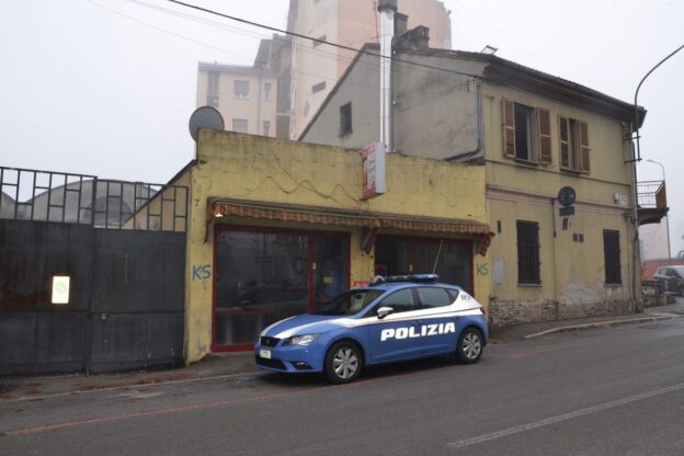 Asti, la polizia chiude una rivendita di kebab: nello stabile non c’era l’acqua corrente