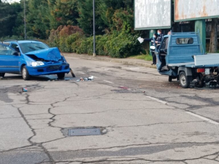 Scontro tra auto e apecar in via Torchio: morto un uomo