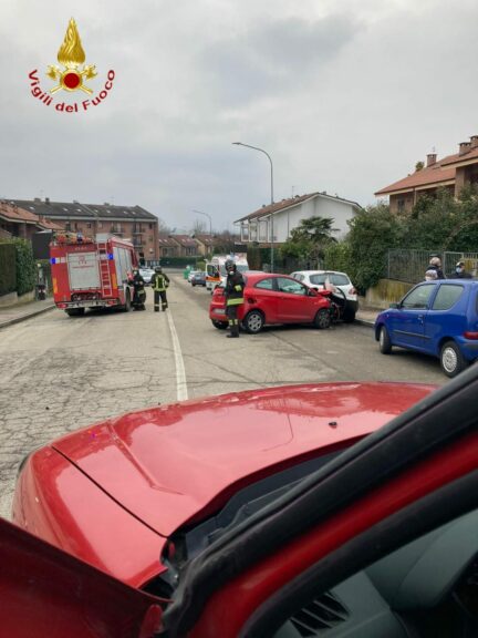 Asti, scontro tra auto e furgone: i vigili del fuoco estraggono una donna dall’abitacolo