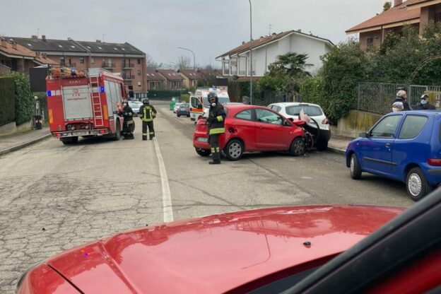 Asti, scontro tra auto e furgone: i vigili del fuoco estraggono una donna dall’abitacolo