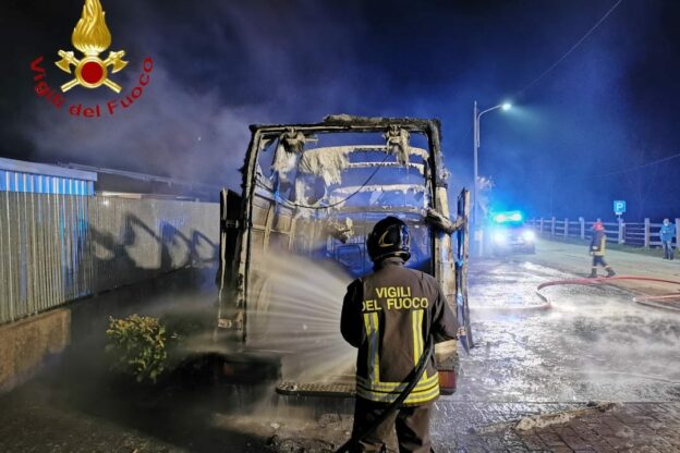 Furgone distrutto da un incendio a Grana