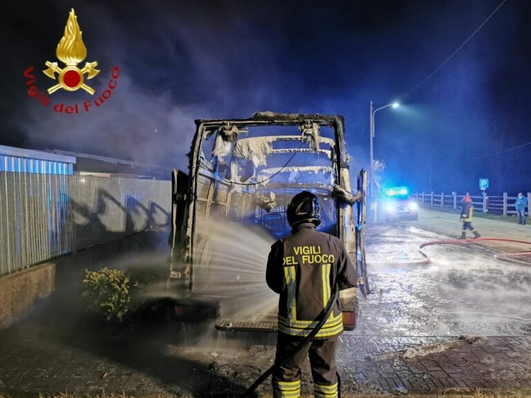 Furgone distrutto da un incendio a Grana