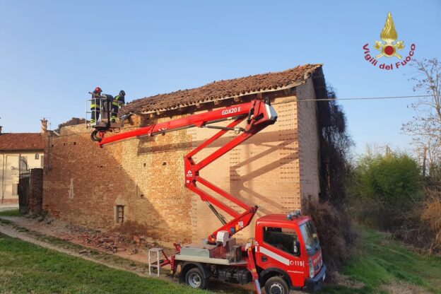 Crolla il tetto di una cascina disabitata a San Damiano