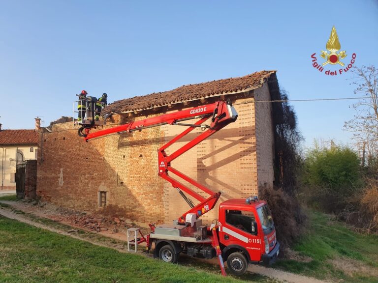 Crolla il tetto di una cascina disabitata a San Damiano