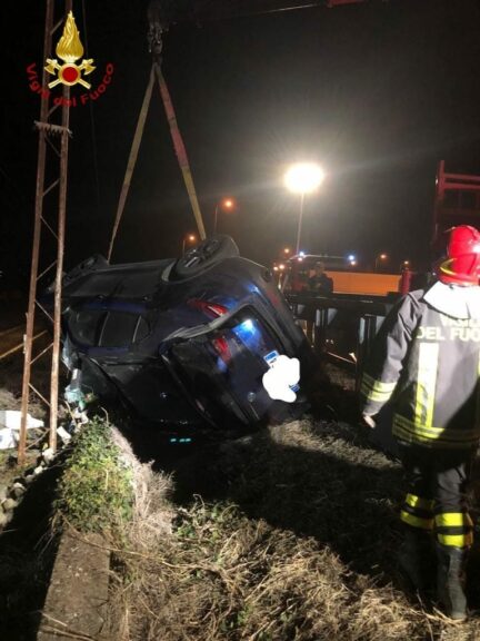 Nizza Monferrato, auto si ribalta vicino ai binari della ferrovia