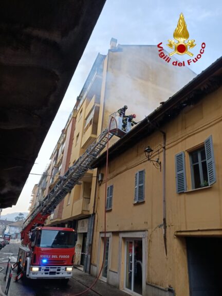 Canelli, a fuoco il tetto di una palazzina