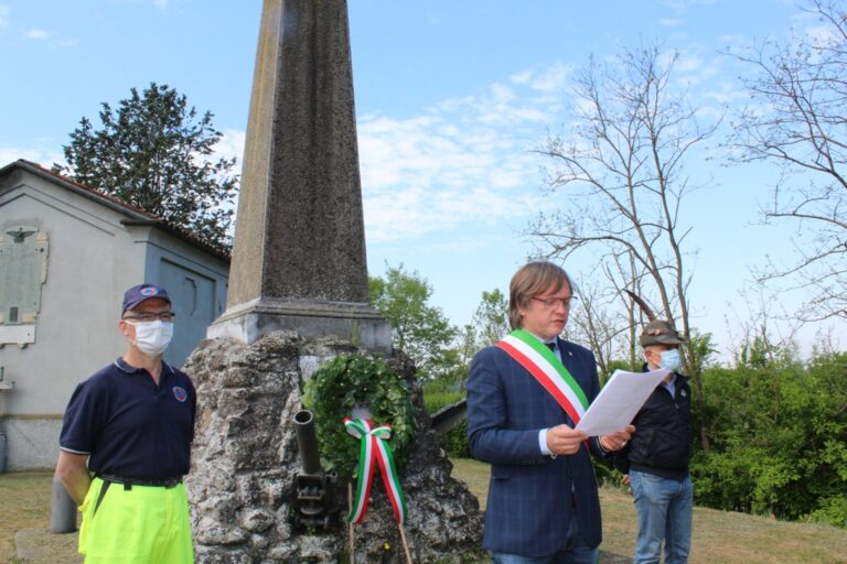 25 aprile a Villafranca e Baldichieri: mazzi di fiori alle lapidi dei partigiani impiccati