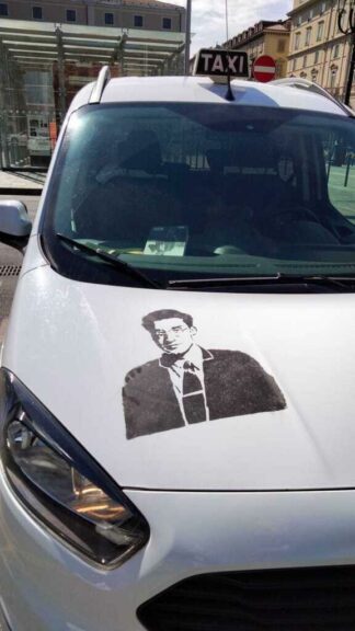 Cesare Pavese compare sui taxi torinesi