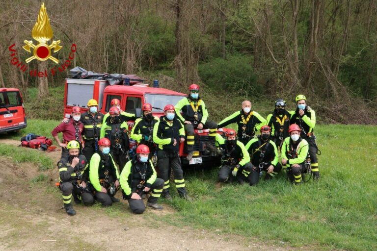 Asti, esercitazione dei vigili del fuoco sui sentieri di Valmanera