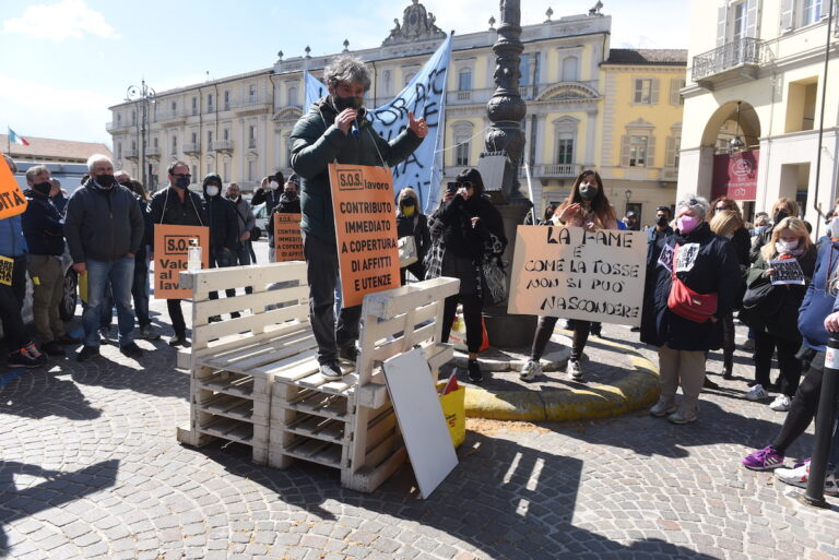 La locandina della Gazzetta d’Asti: ecco i principali argomenti della settimana