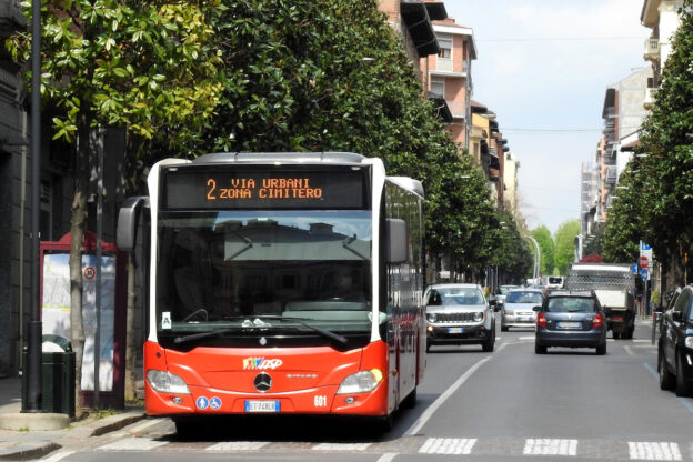 I bus di Asp si fermano per il passaggio del Giro d’Italia
