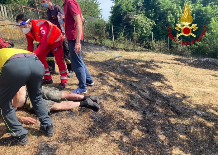 Uomo ustionato in un rogo di sterpaglie