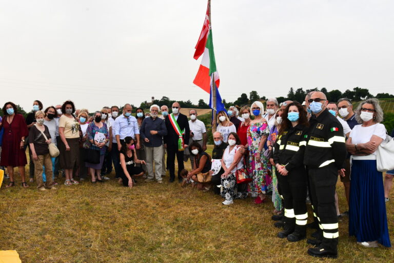 Bandiere issate nel futuro “Bosco degli Astigiani”