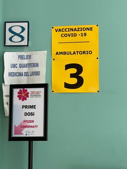 Il generale Figliuolo apre ai vaccini in vacanza