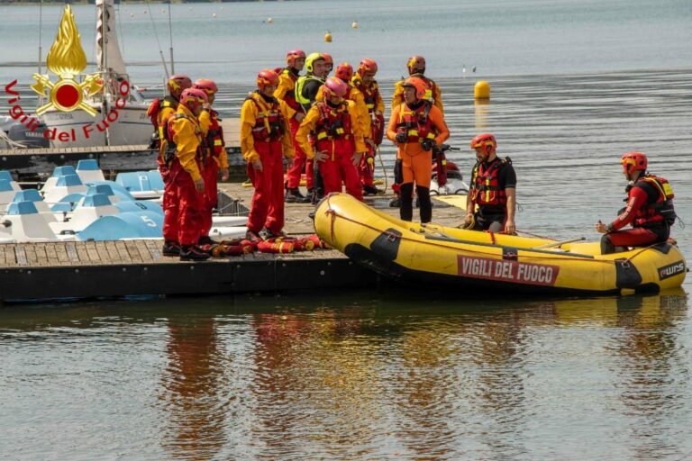 Addestramento dei vigili del fuoco sul Lago di Viverone