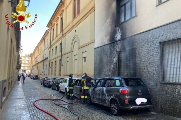 Auto in fiamme in via Botallo