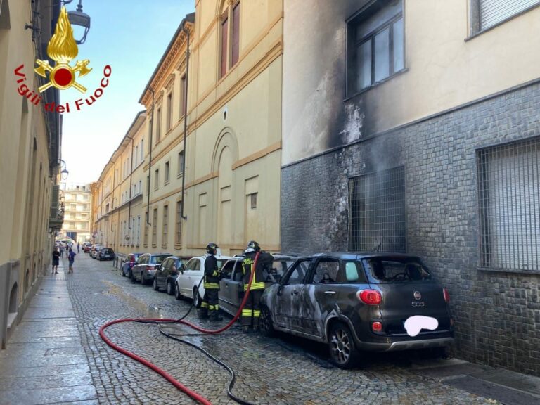 Auto in fiamme in via Botallo