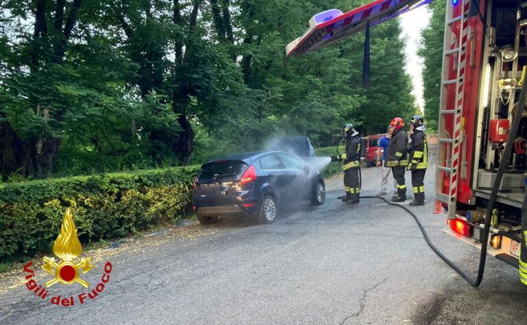 Auto in fiamme a Moncalvo