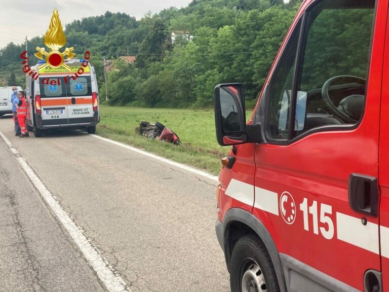 Asti, auto fuori strada ai Valenzani