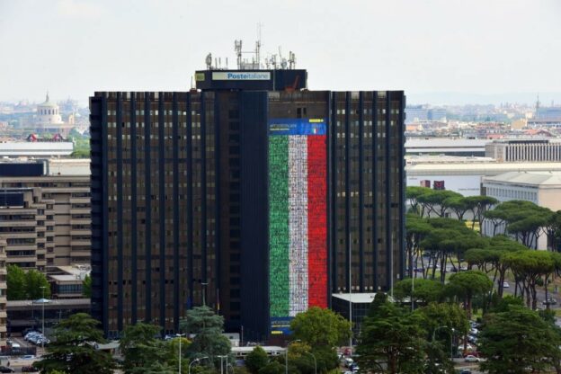 Poste Italiane, i volti di cinque dipendenti astigiani sulla super bandiera per tifare gli azzurri