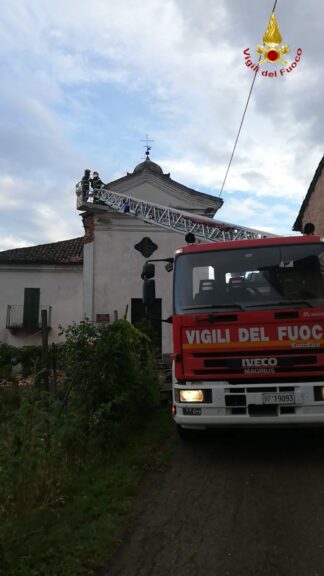 Crolla un pezzo di cornicione della chiesa di San Defendente a San Martino Alfieri