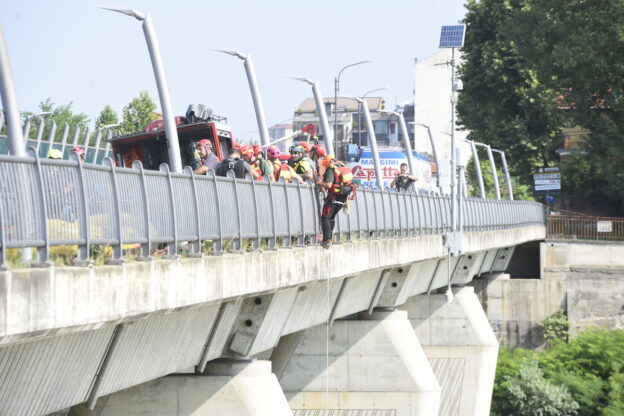 Asti, esercitazione dei vigili del fuoco sul fiume Tanaro