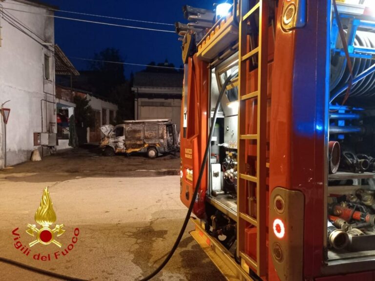 Furgone in fiamme a Serravalle