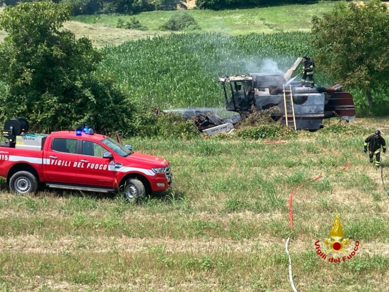 A fuoco una mietitrebbia in un campo di Moncucco