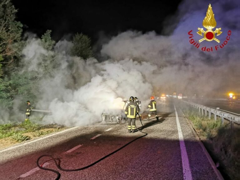 Auto in fiamme sull’A21