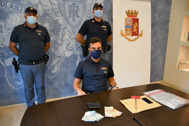 Asti, si scambiavano droga in piazza Catena: la polizia arresta un uomo e ne multa un altro