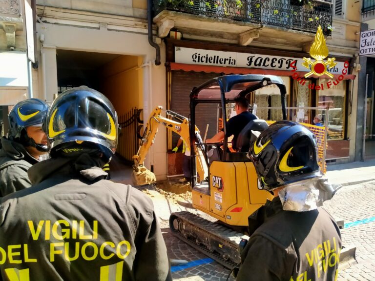 Asti, doppio intervento dei vigili del fuoco in via Cavour e a Portacomaro