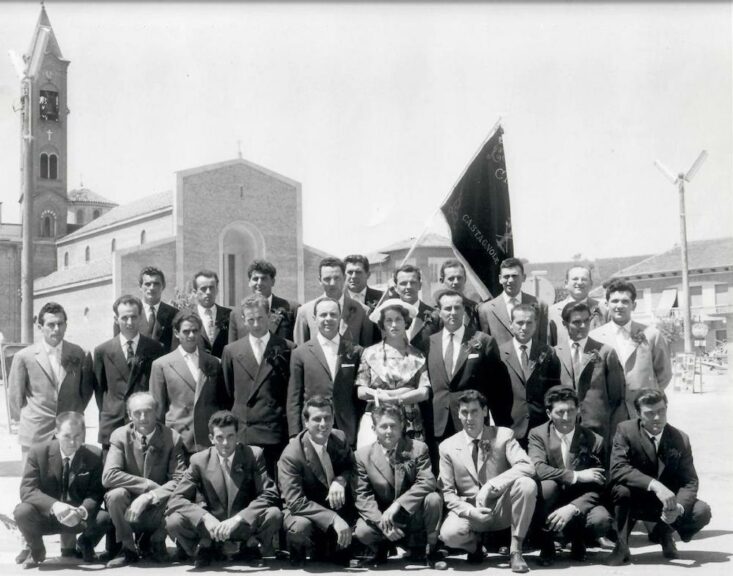 A Castagnole Lanze i coscritti donano al Comune la bandiera della leva 1930