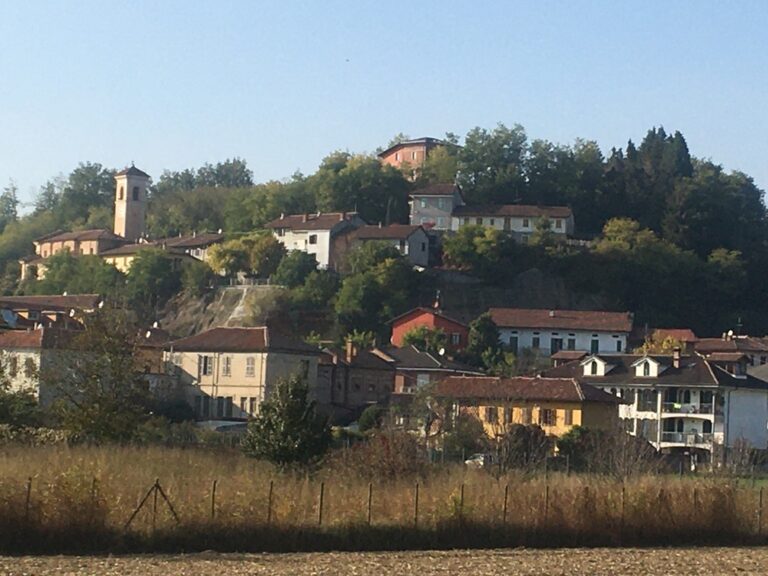 Lavori contro le frane a Baldichieri nell’area sotto l’ex castello e il cimitero