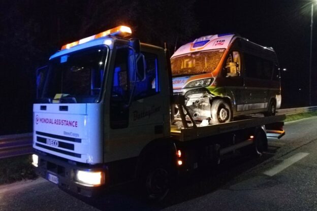 Ambulanza si scontra con un branco di cinghiali: l’appello della Croce Verde di Mombercelli