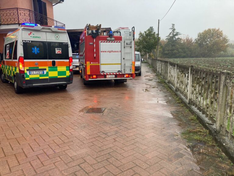 Vigili del fuoco in azione a Nizza Monferrato nella casa di due anziani