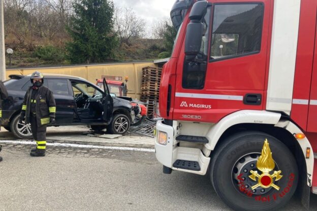 Auto fuori strada a Vigliano