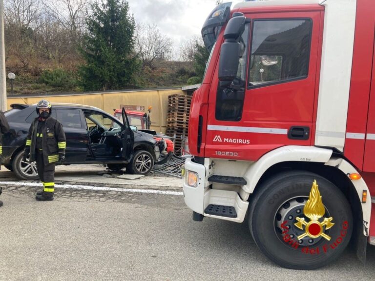 Auto fuori strada a Vigliano