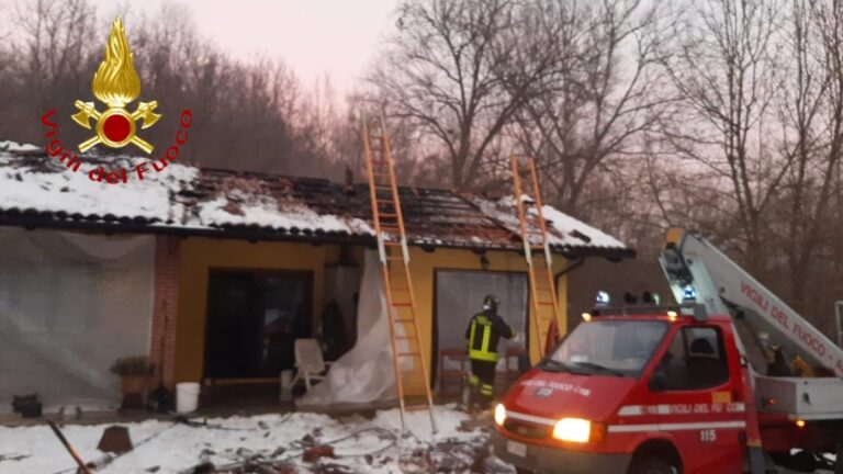 Asti, incendio di un tetto in località Carretti